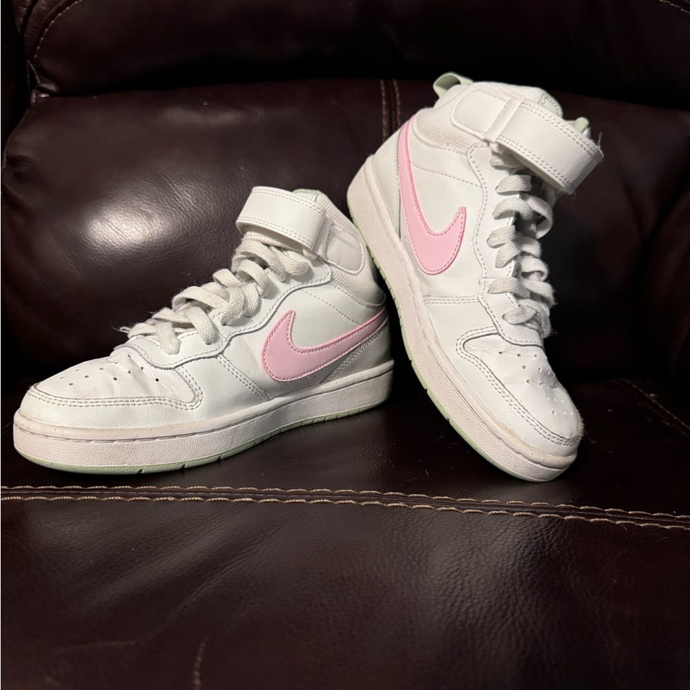 Nike Kids' Grade School Court Borough Mid 2 Shoes. Size 4y
